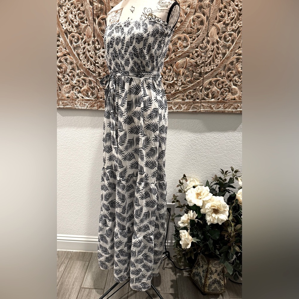 ee:some White & Navy Blue Palm Print Tiered Skirt Smocked Strapless Maxi Dress - Picture 4 of 14